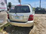 A picture of 2005 highlander buy and