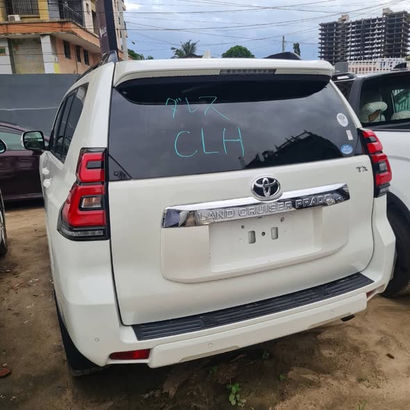 A picture of Toyota Lc prado TXL 2017 18 with Sunroof seats 8