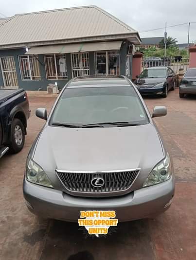 A picture of Lexus Rx 330 for sale super clean for grab come