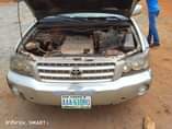 A picture of Toyota Highlander is available with good condition engine and gear