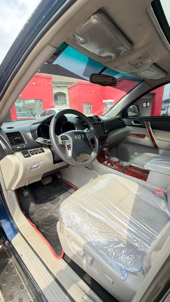 A picture of REGISTERED 2012 LIMITED TOYOTA HIGHLANDER