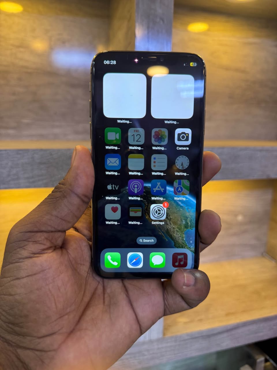 A picture of iPhone XS 64GB Price 285 000 0747940033