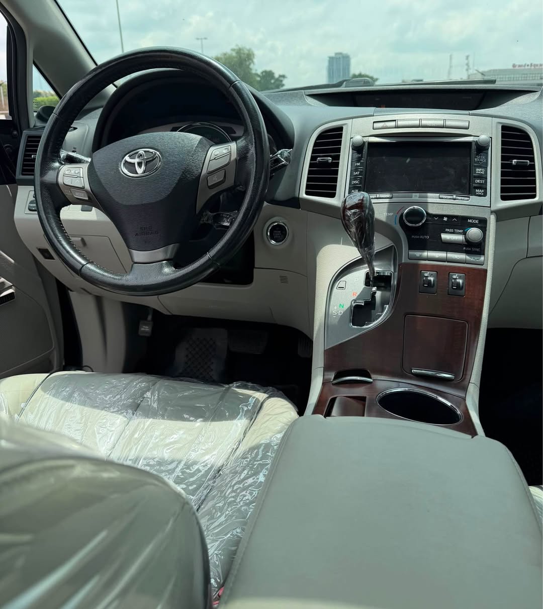 A picture of TOYOTA VENZA XLE 2012