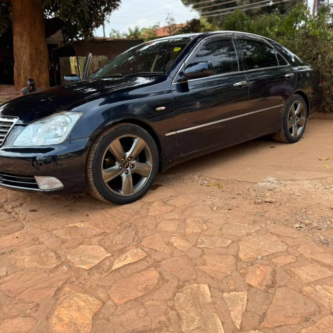 A picture of Toyota crown