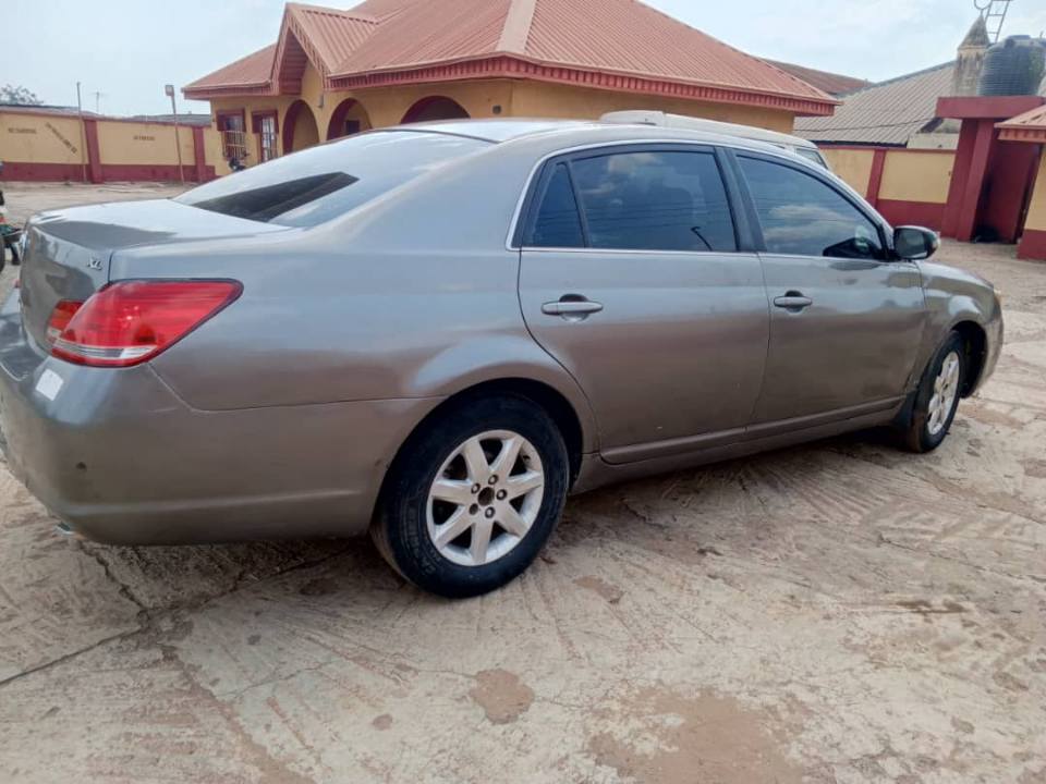 A picture of Toyota Avalon 2008