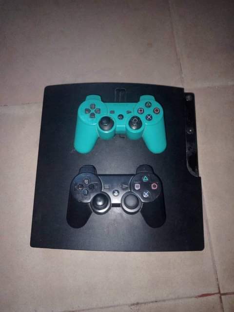A picture of Nauza ps 3 tatizo inajizima na nakupa pad zake