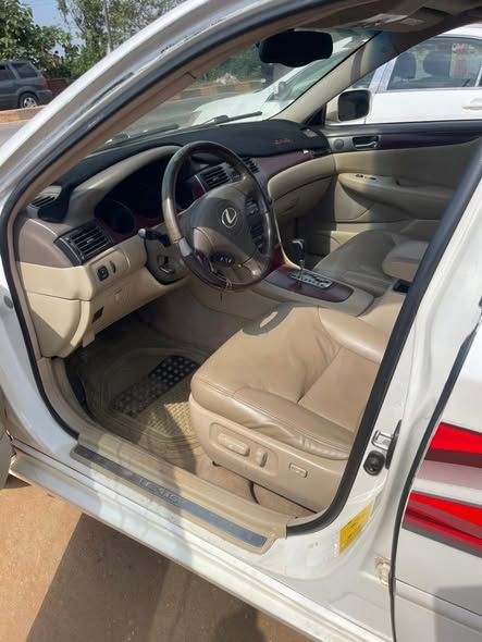 A picture of Lexus ES300