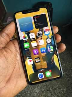 A picture of 1month old iphone x 256gb with face Id