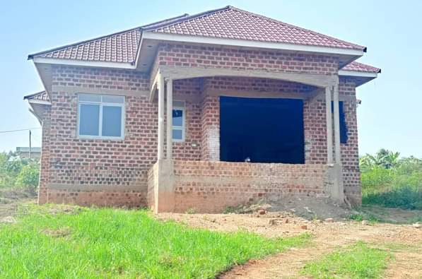A picture of Deal deal house for sale in bujjuko wa.me 256756009912 just