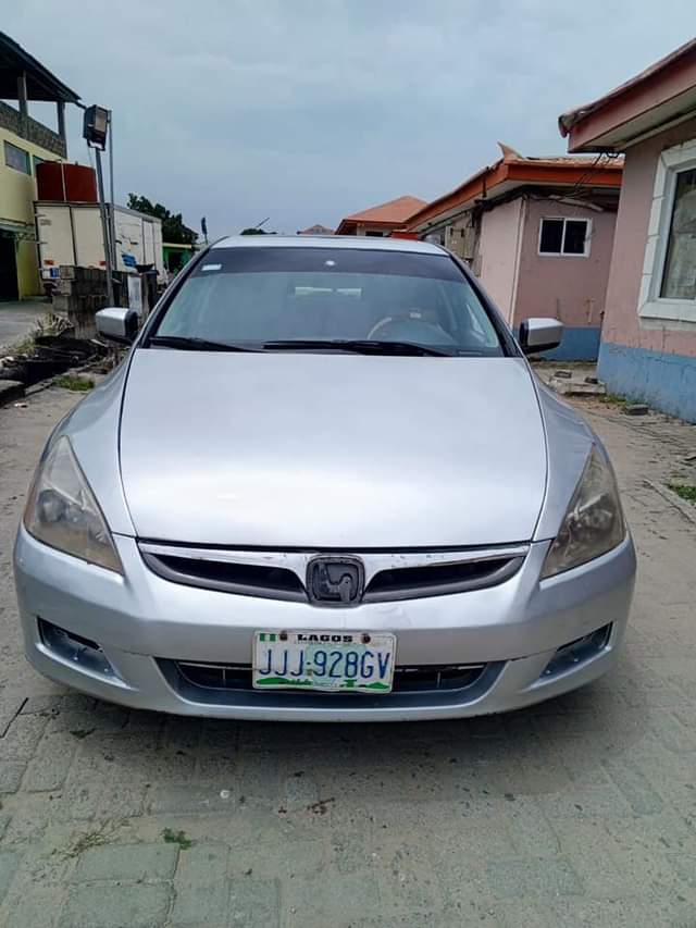 A picture of 2005 Honda Accord engine gear and AC come with a