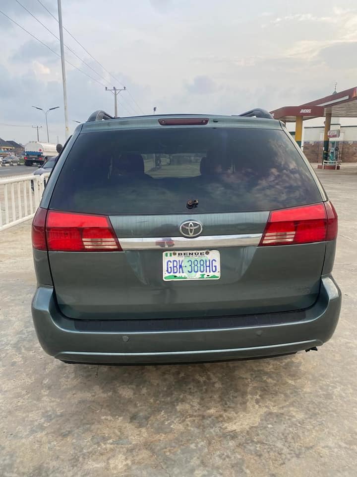 A picture of 2005 TOYOTA SIENNA 07035917968