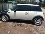 A picture of mini cooper inatupwa ml 3.9 tu
