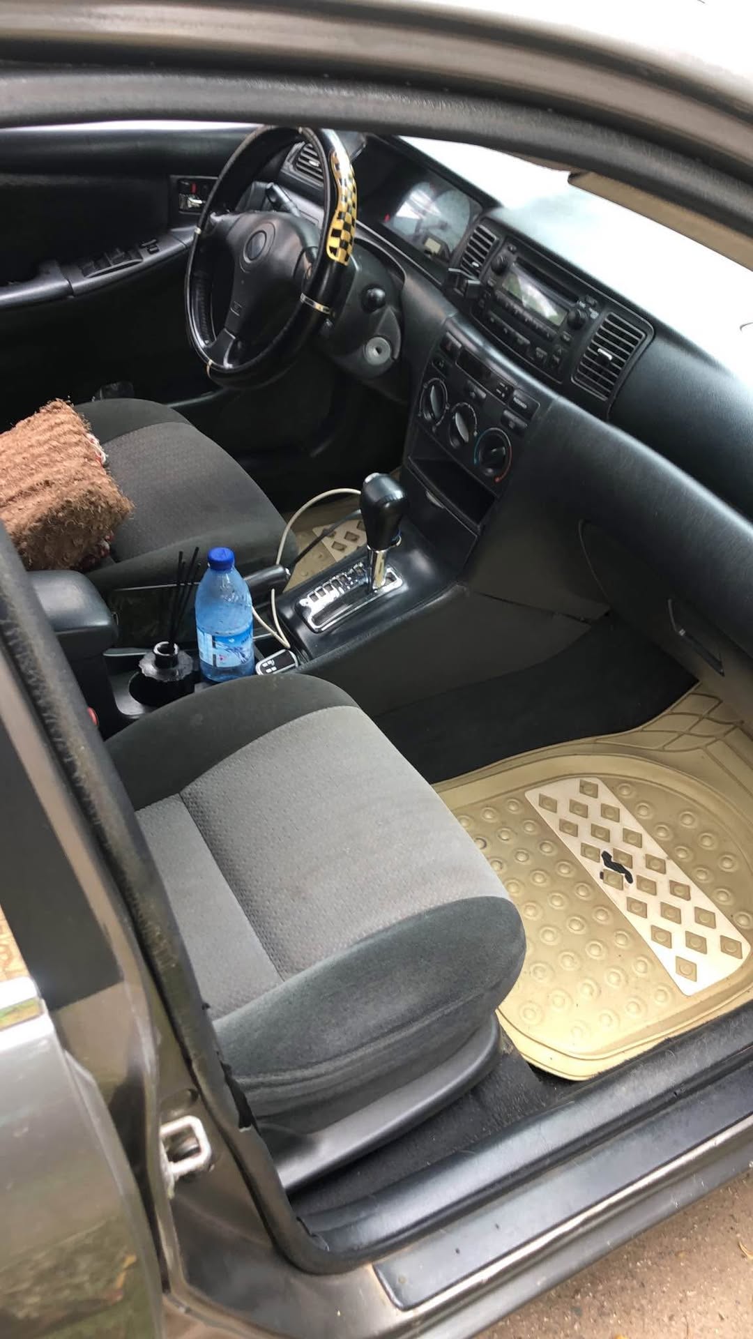 A picture of Toyota CORROLLA 04