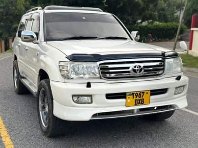 A picture of CRUISER DXB MILIONI 55 PETROL V8 MWAKA 2002 KILOMETER