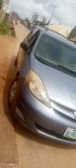 A picture of Toyota sienna 2007 model first body very sharp interior and