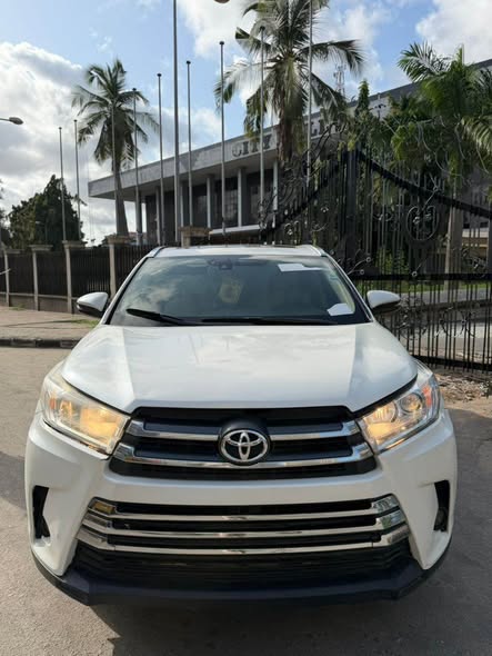 A picture of 2016 First body Toyota Highlander