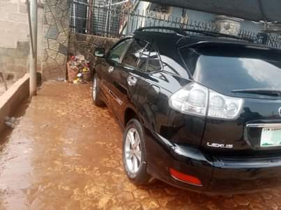 A picture of Lexus Rx400h in a perfect condition going for 3 5m