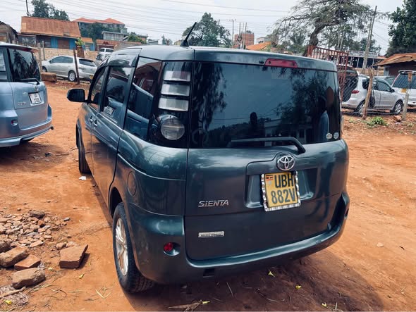A picture of Toyota sienta