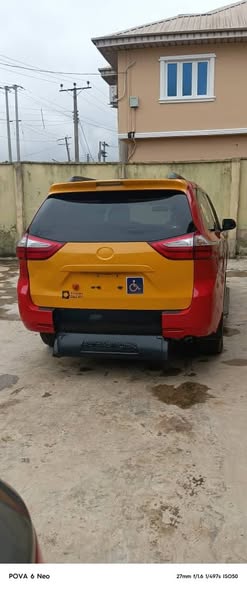 A picture of Toyota sienna 015