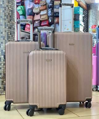 A picture of GENUIBE SUITCASES ON SALE 0740784268