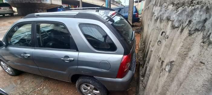 A picture of Kia Sportage 2009. Engine gear and AC untouched .