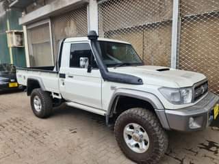 A picture of Toyota land cruzer v8 engine