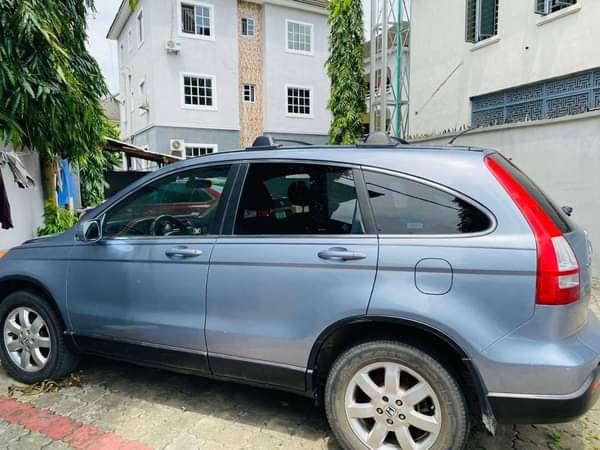 A picture of Honda CRV 09 with silent Engine and smooth Gear transmission