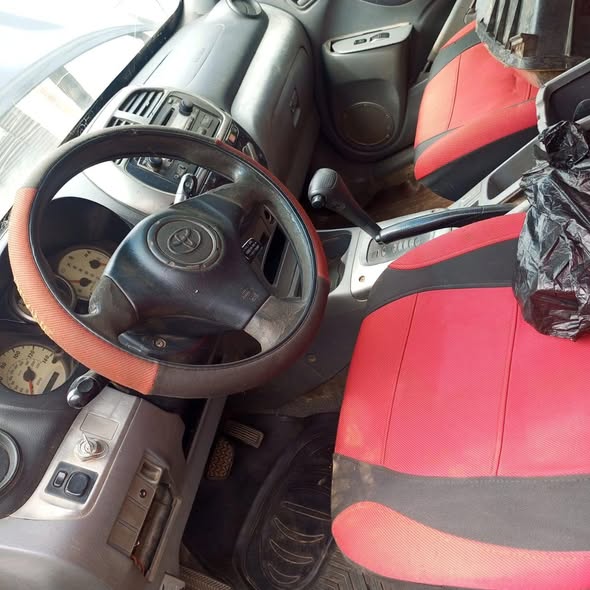 A picture of Toyota Rav4 05 model