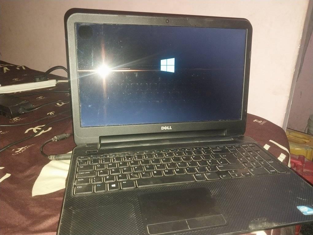 A picture of Nauza laptop ya dell kubwa elf 90 tu inafanya kaz