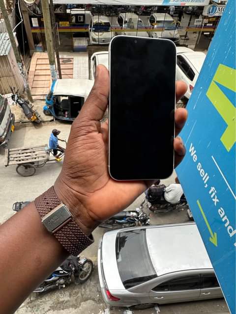 A picture of Iphone 13