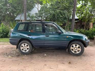 A picture of QUICK SELL Toyota RAV 4 1995 Petrol 150.000km Original color