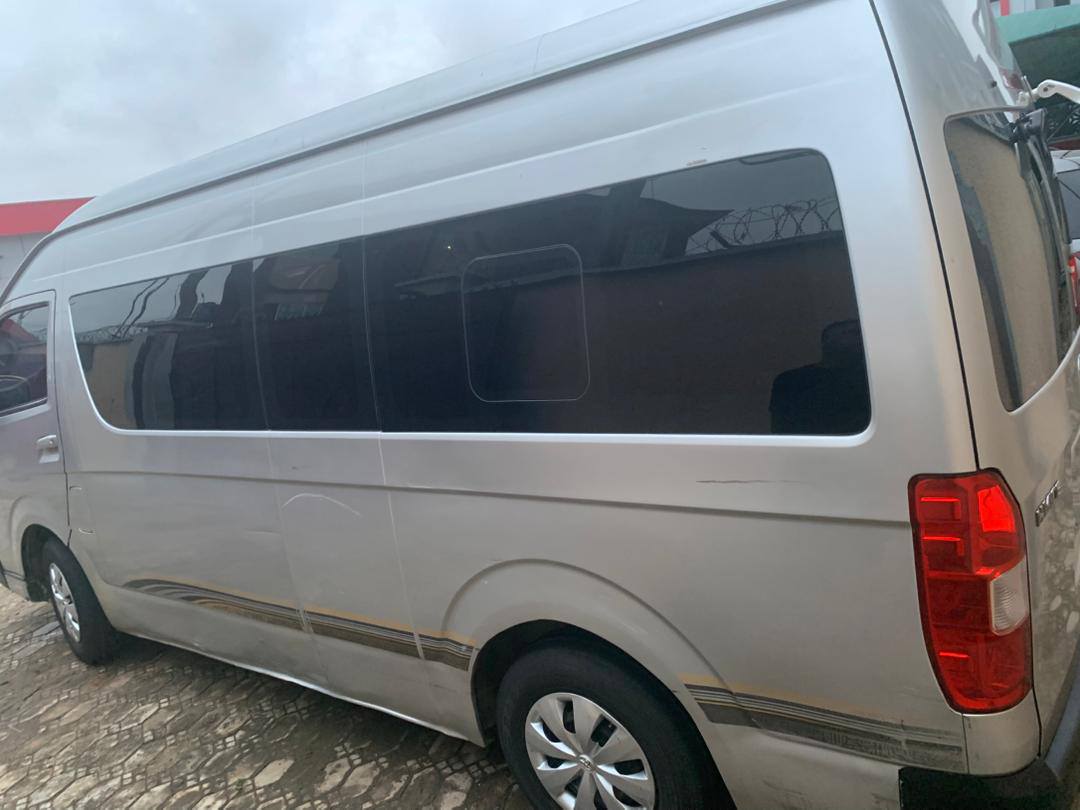 A picture of Company used Hummer bus engine gear ac pecfeclty price 15m