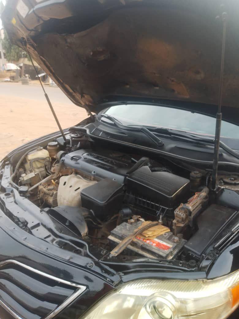 A picture of Toyota Camry 2008 engine and gear untampered ac chilling location