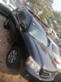 A picture of 2005 Toyota Highlander black