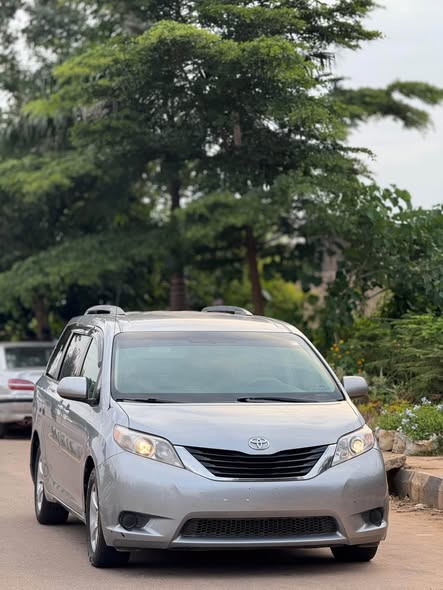 A picture of Foreign used sienna of 2013 MDL