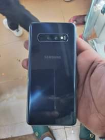 A picture of Samsung s10 clean piece 