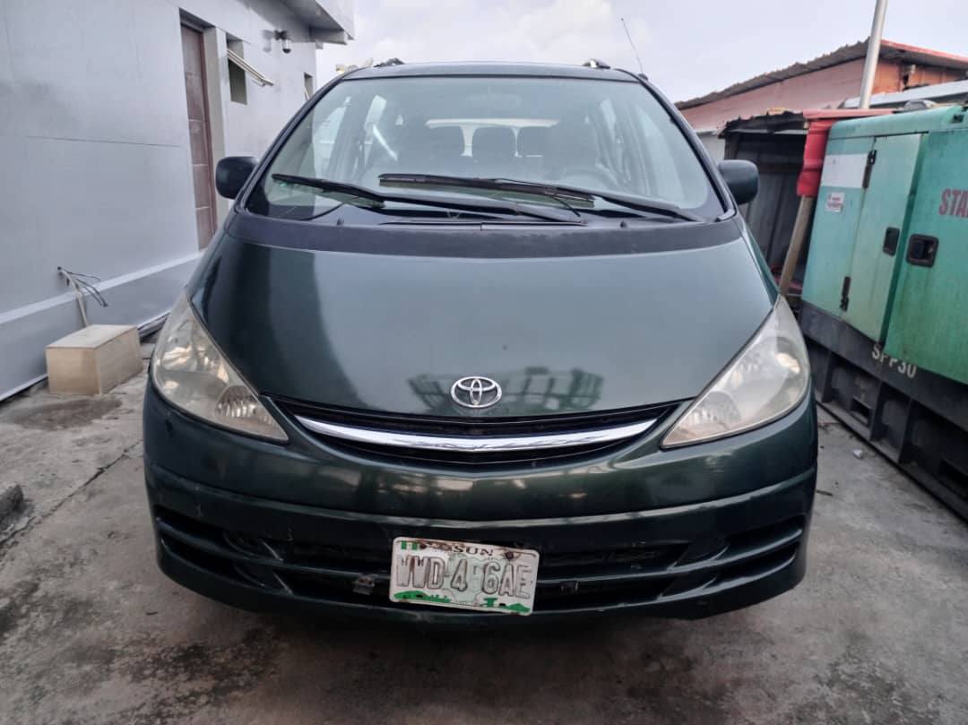 A picture of Toyota previa 04 going for 4.6m 