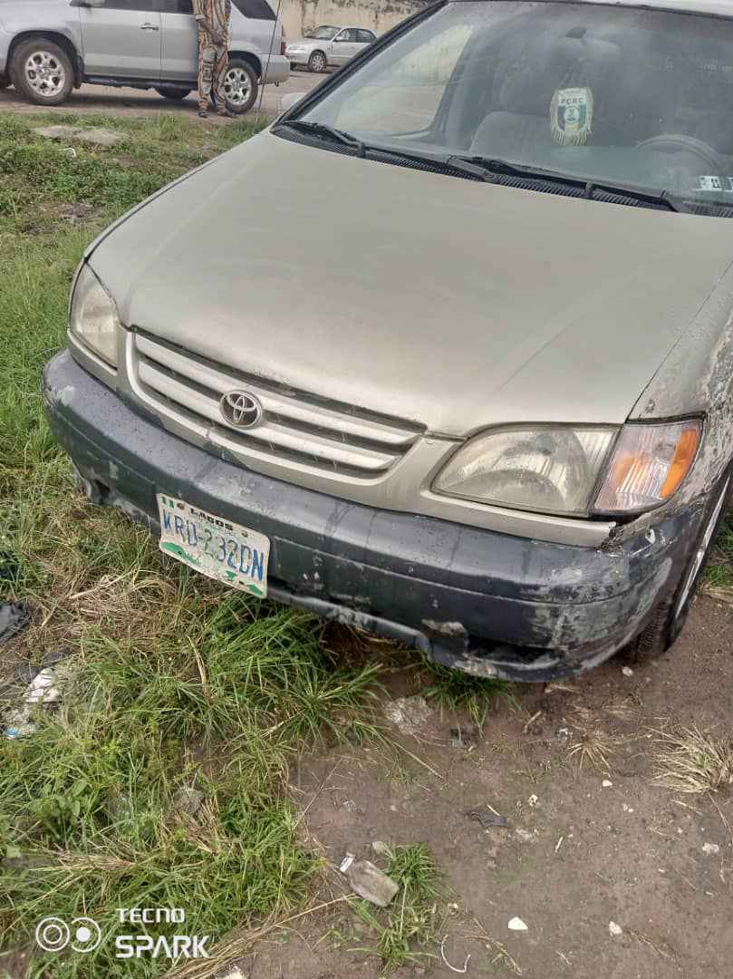 A picture of Toyota Sienna 04