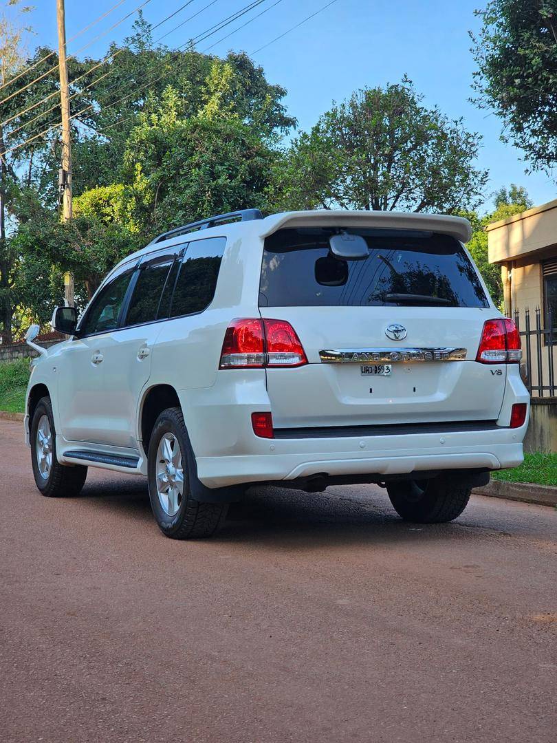 A picture of Toyota Land Cruiser V8