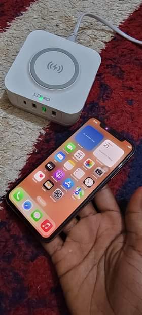 A picture of IPHONE XS