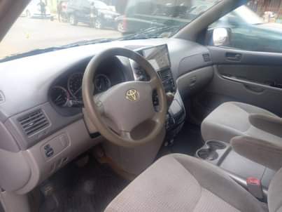 A picture of Toyota sienna 2007