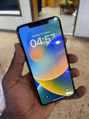 A picture of IPhone 11 pro max 256GB dual
