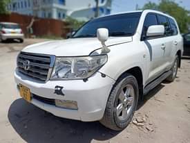 A picture of LANDCRUISER V8