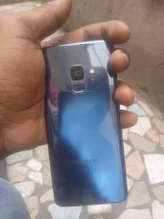 A picture of Samsung s9 plain