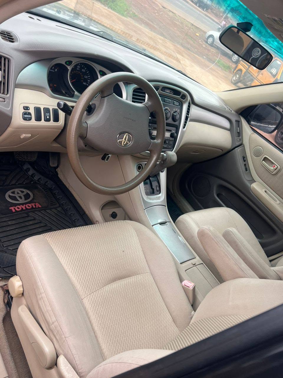 A picture of NIGERIAN USED TOYOTA HIGHLANDER 2011 FOR SALE Clean and neatly