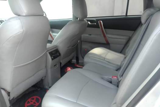 A picture of Toyota Highlander 2010