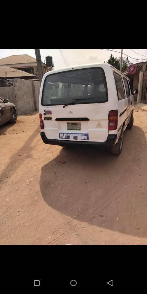 A picture of 2004 NIG USED TOYOTA HIACE BUS untampered good 4 plugs