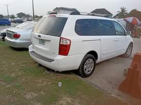 A picture of Kia Sedona 2006 available for sale