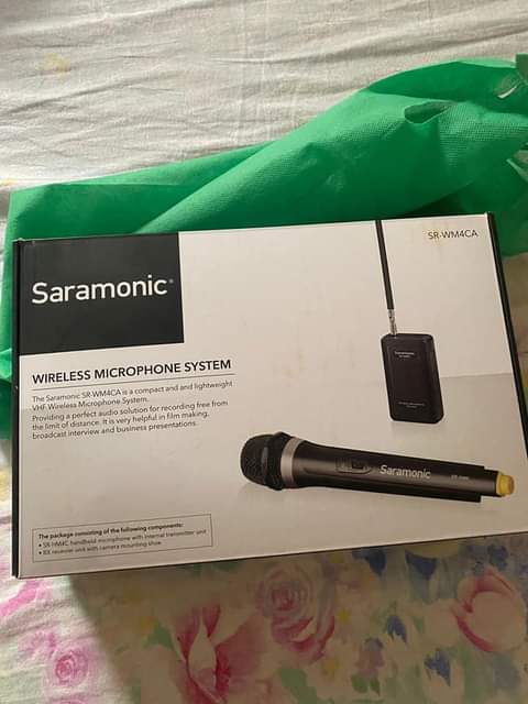 A picture of Saramonic microphone