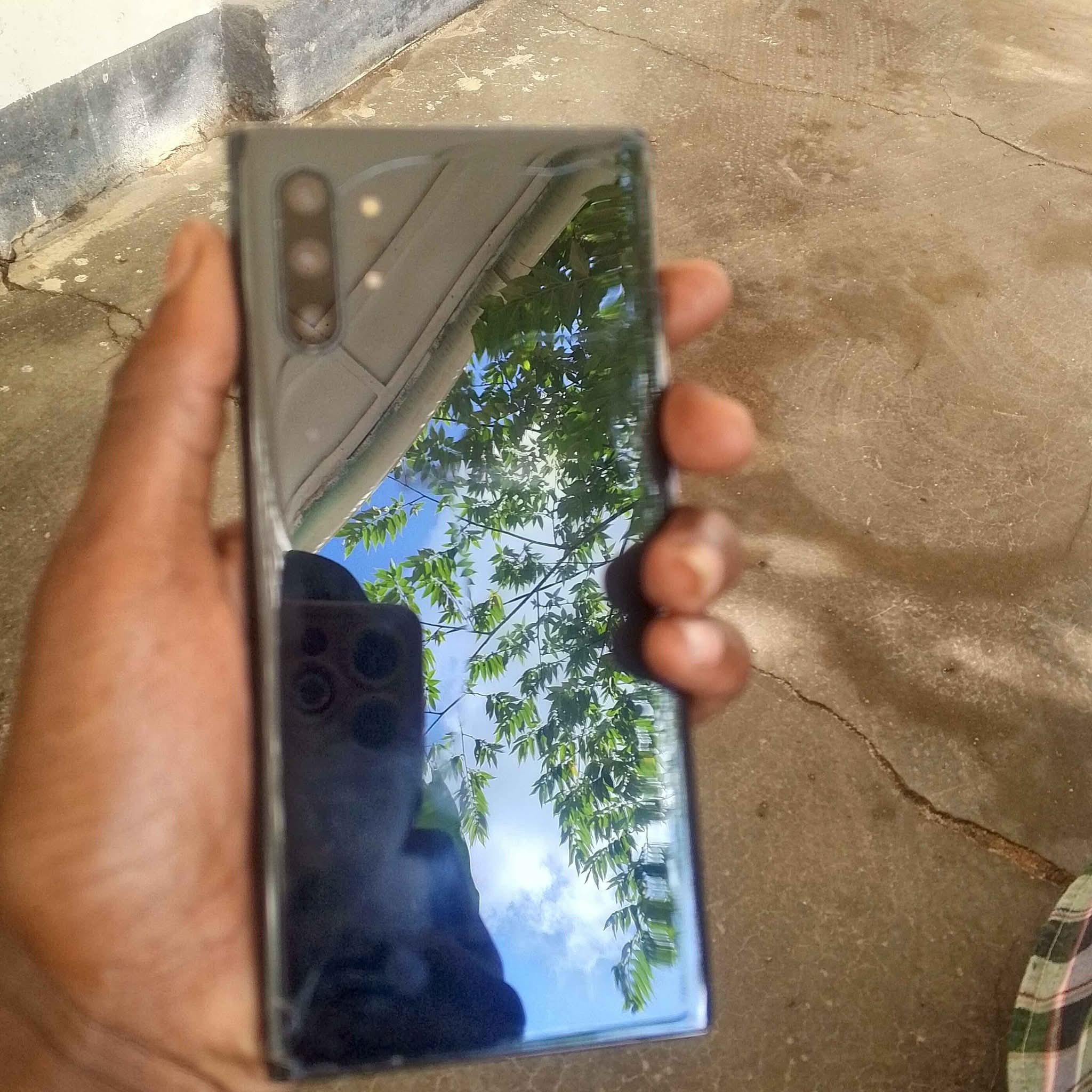 A picture of Samsung note 10 plus gb256 ram 12